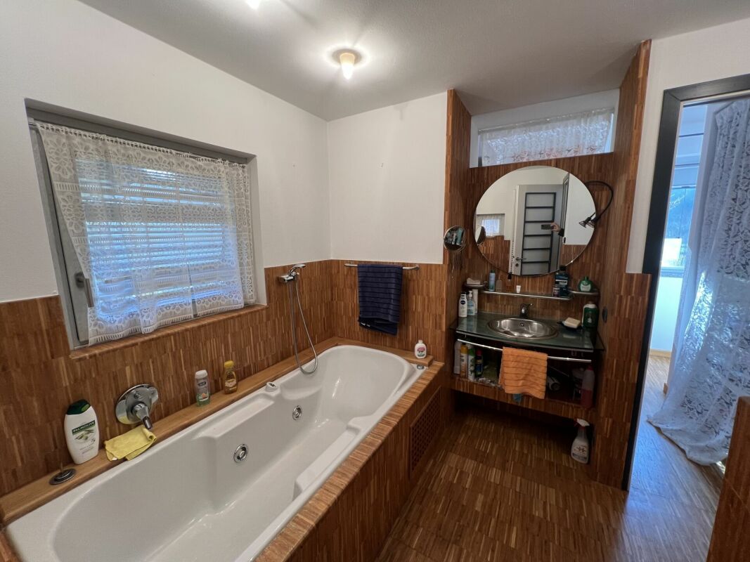 Badezimmer mit Badewanne und Waschtisch