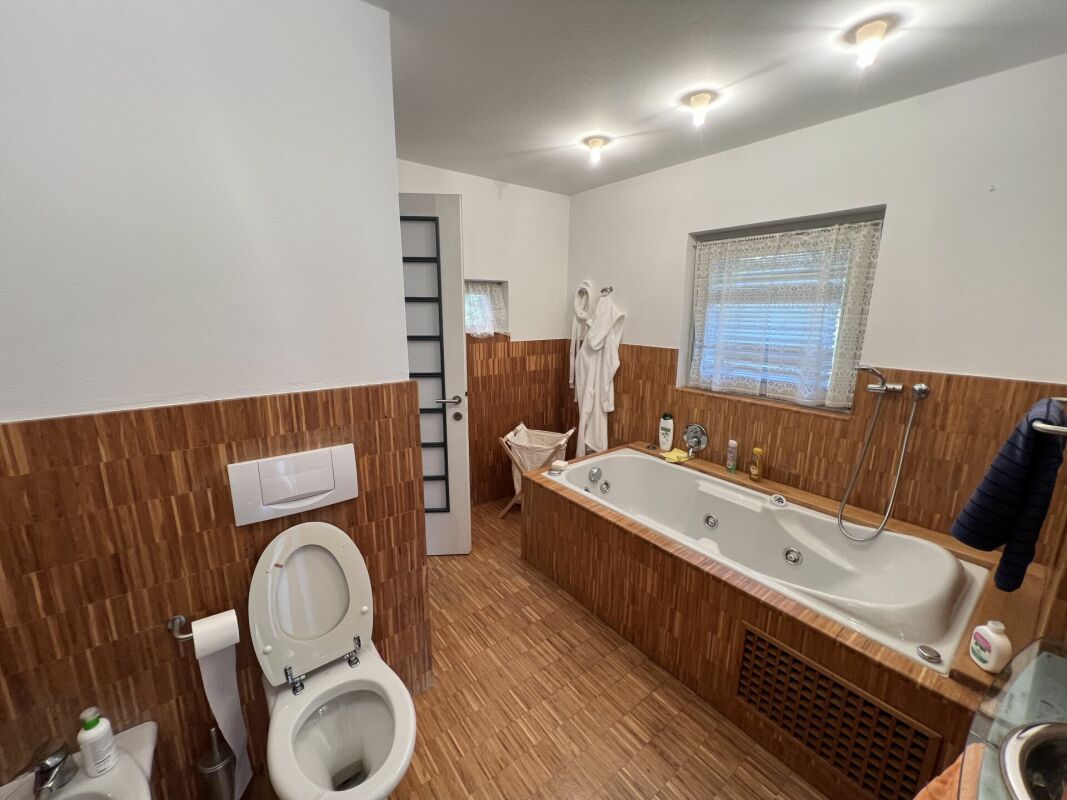 Badezimmer mit Wanne und WC