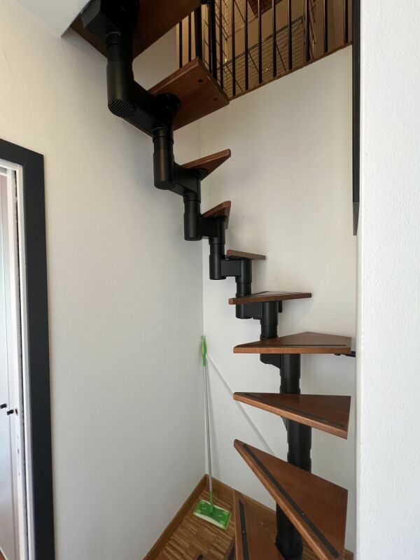 Spindeltreppe mit Holzstufen