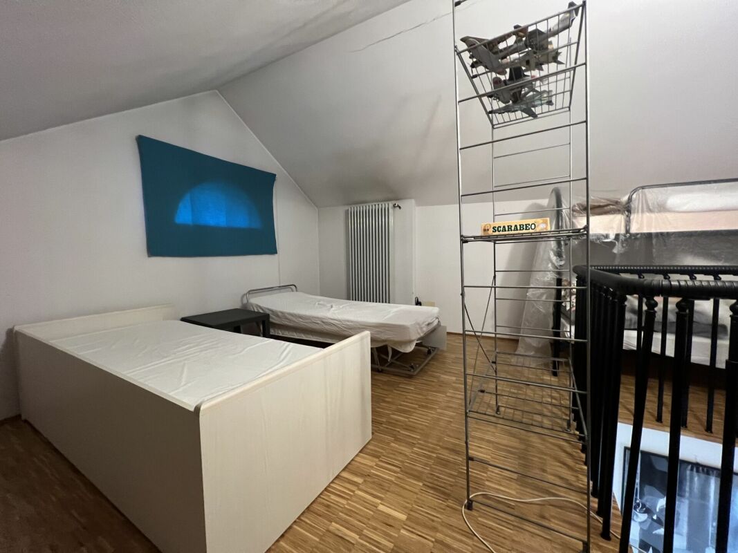 Dachgeschoss-Schlafzimmer mit einfachen Betten