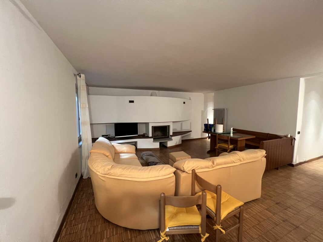 Wohnzimmer mit Kamin und Sitzgruppe