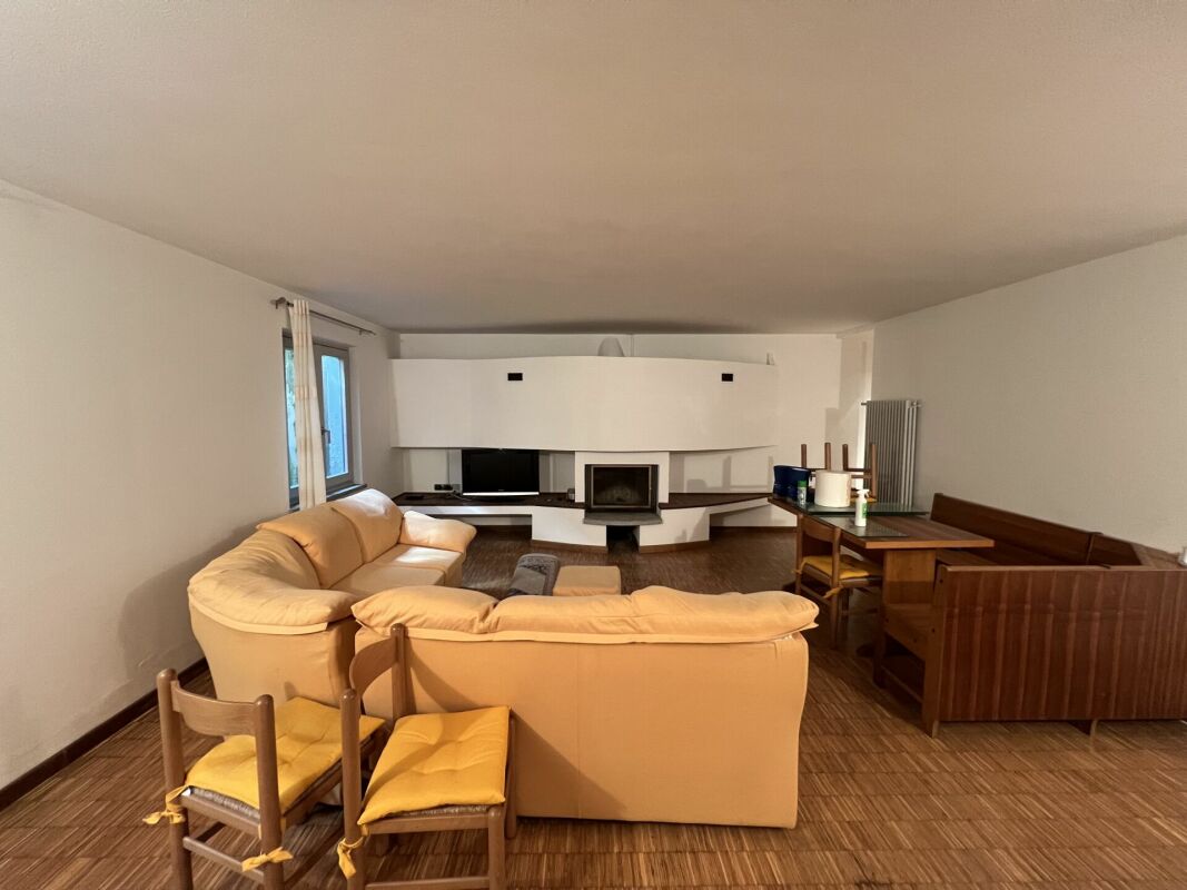 Wohnzimmer mit Kamin und Sitzgruppe