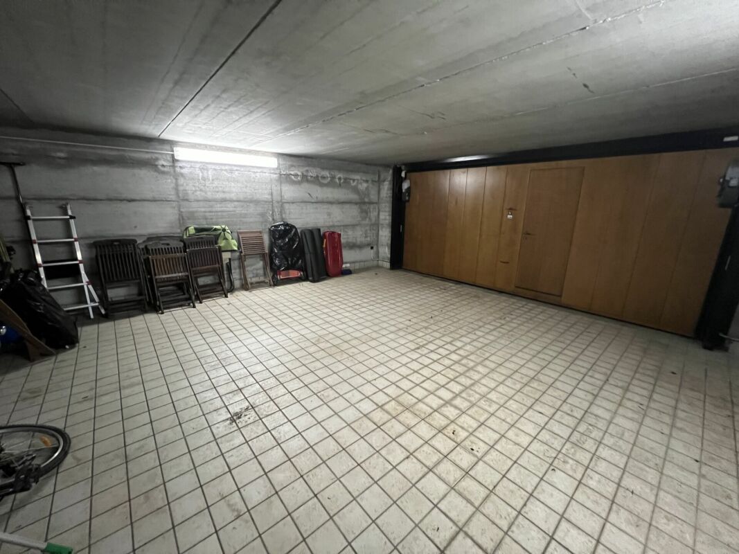 Unterirdische Garage mit Abstellbereich
