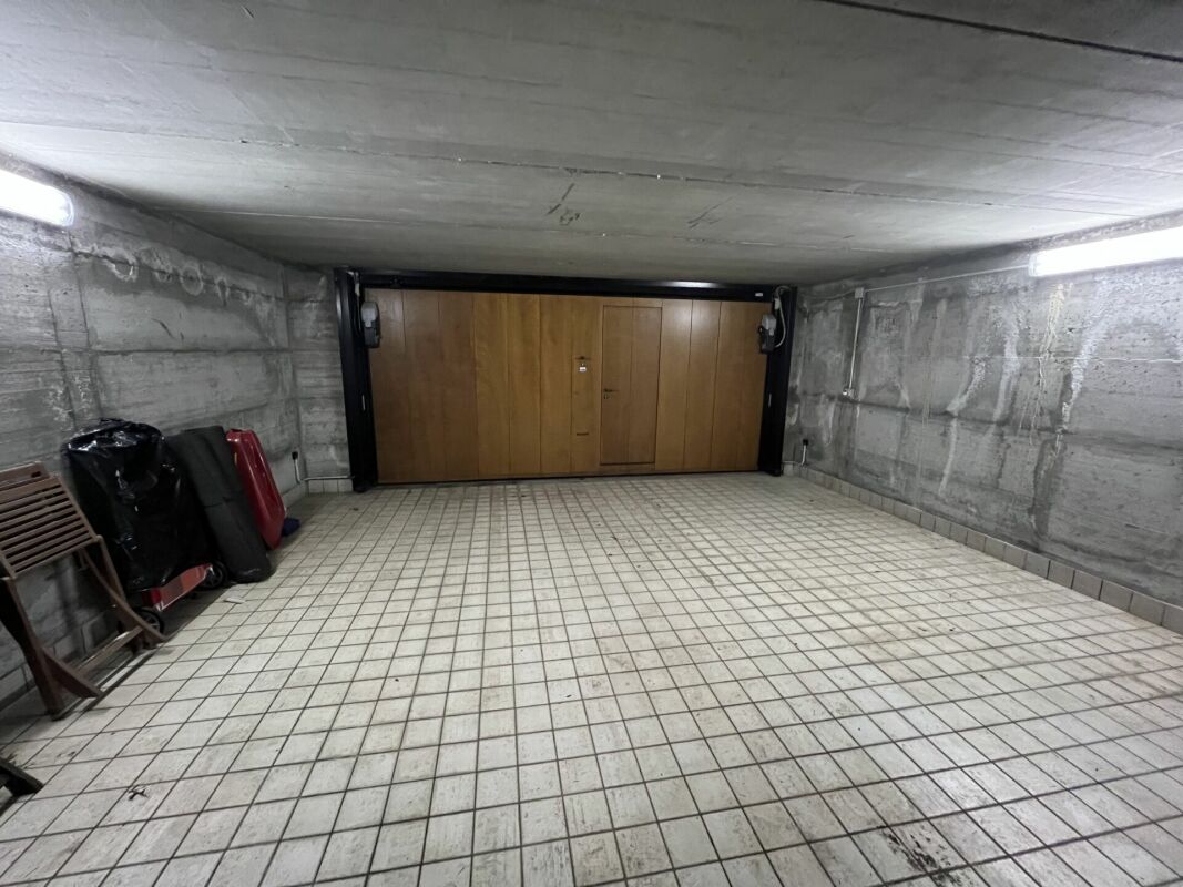 Tiefgarage mit Tor und Betonwänden