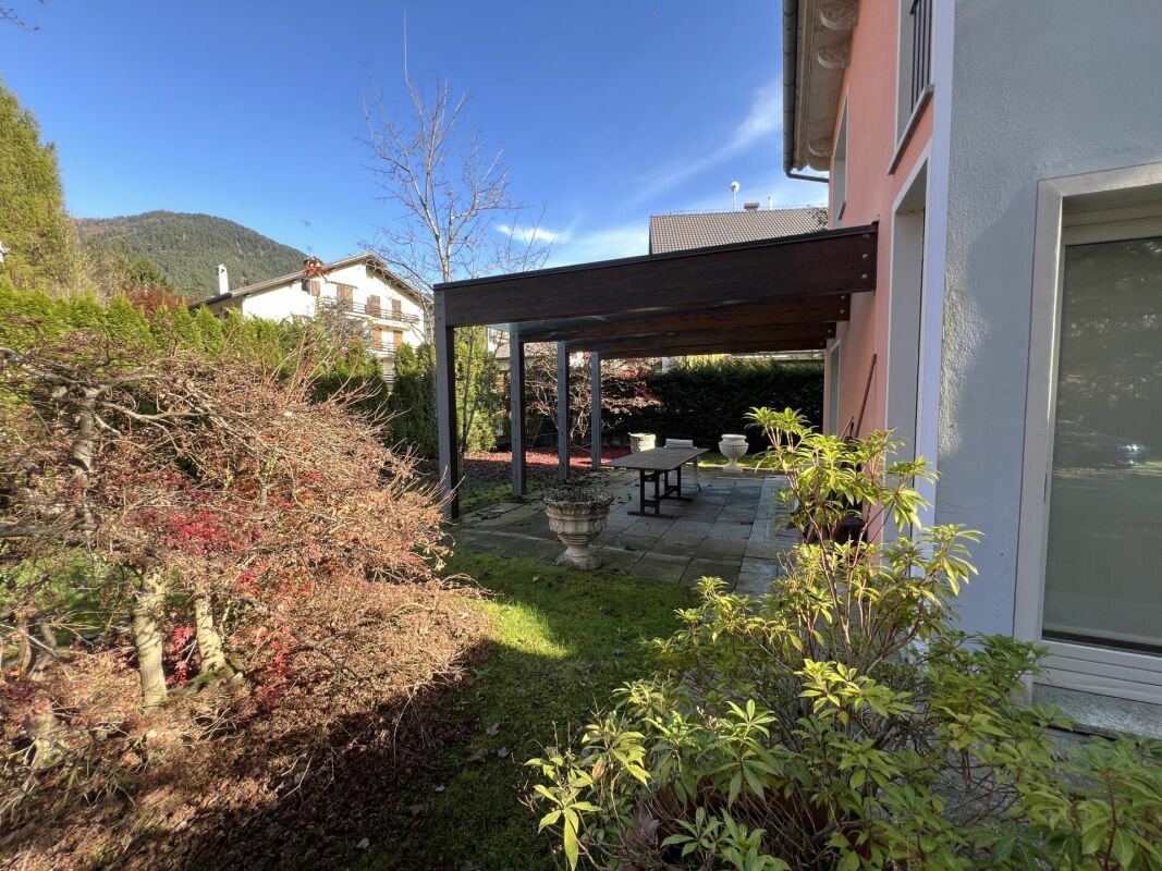 Garten mit überdachter Terrasse