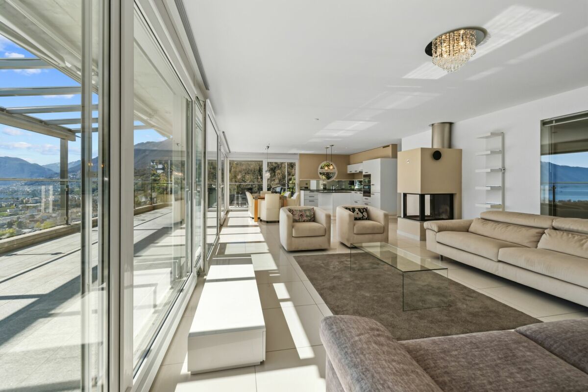 Helles Wohn-Esszimmer mit Panoramablick