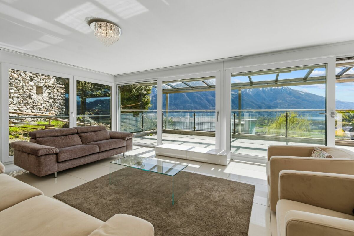Helles Wohnzimmer mit Panoramablick und Terrasse
