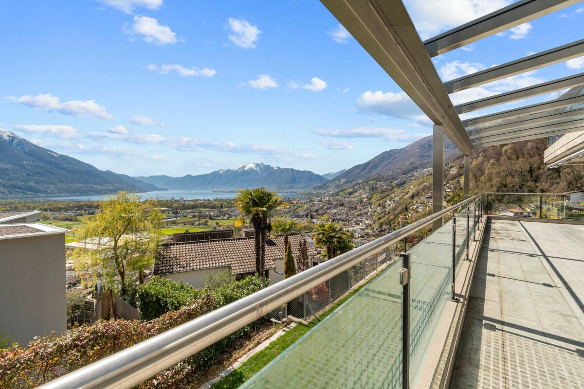 Große Dachterrasse mit Berg- und Seeblick