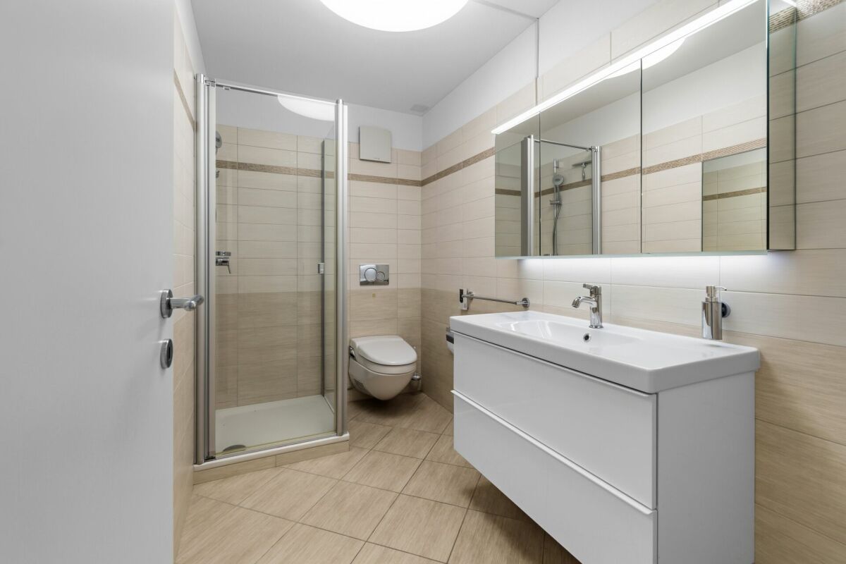 Modernes Badezimmer mit Walk-in-Dusche und Spiegelschrank