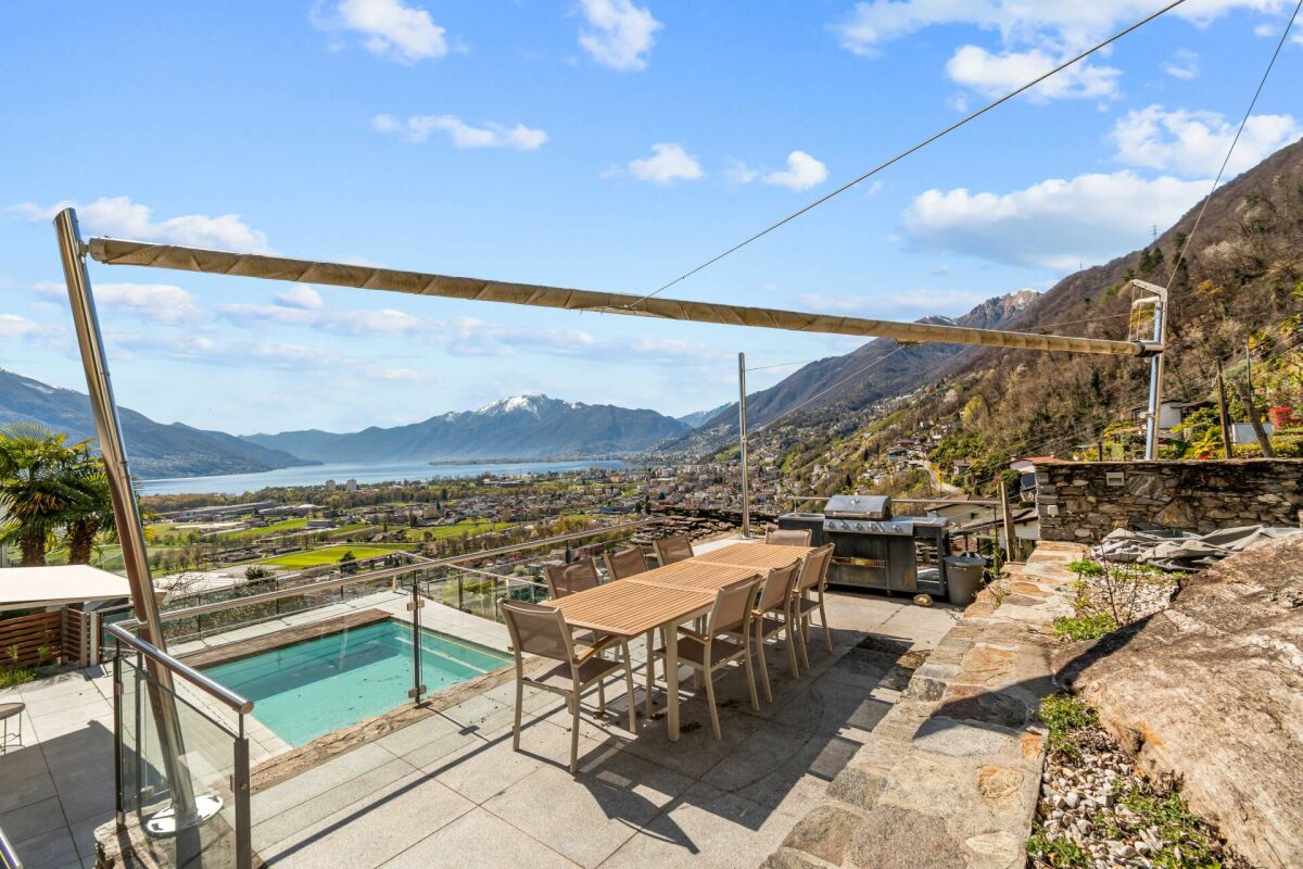 Terrasse mit Pool und Seeblick