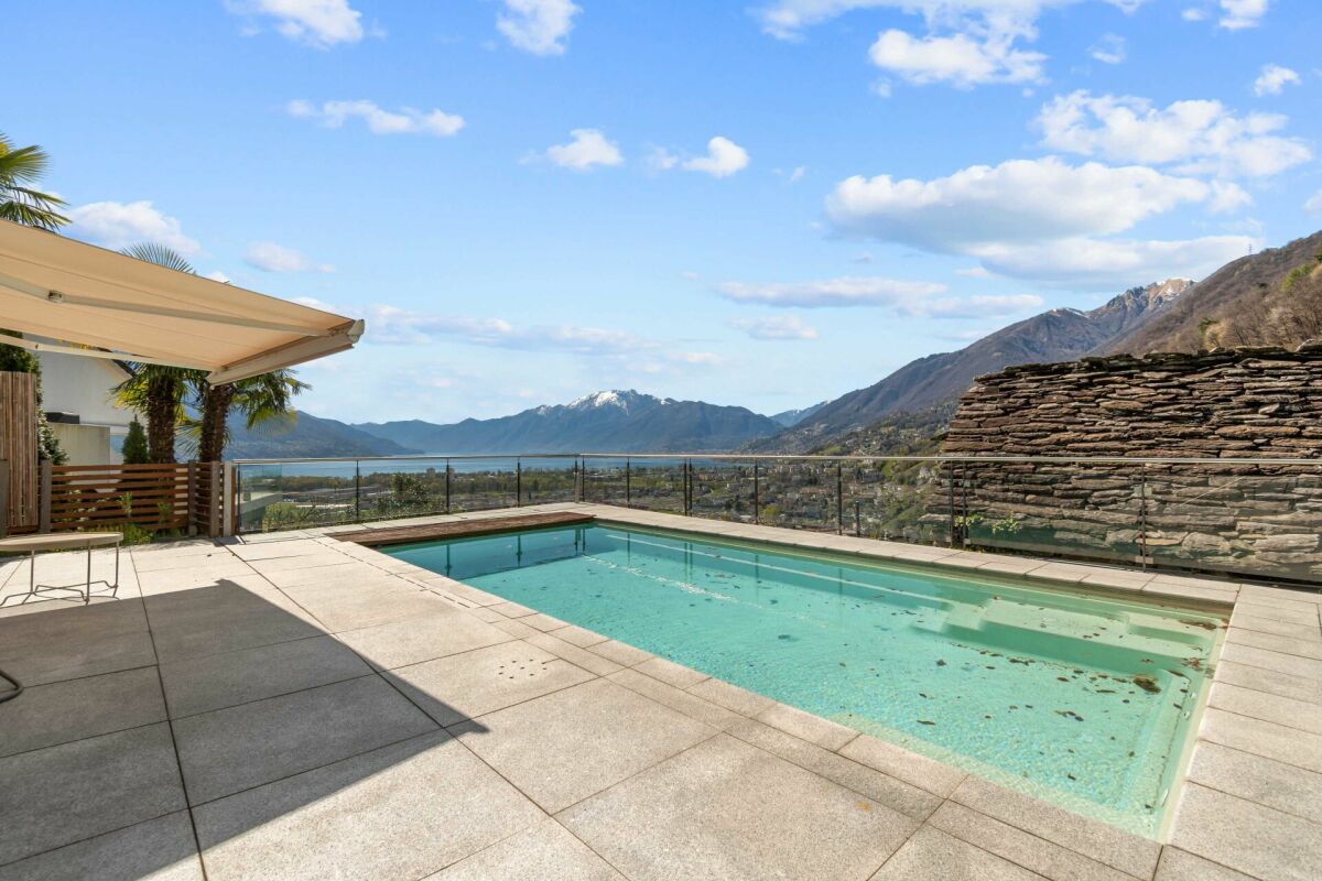 Poolterrasse mit Bergblick