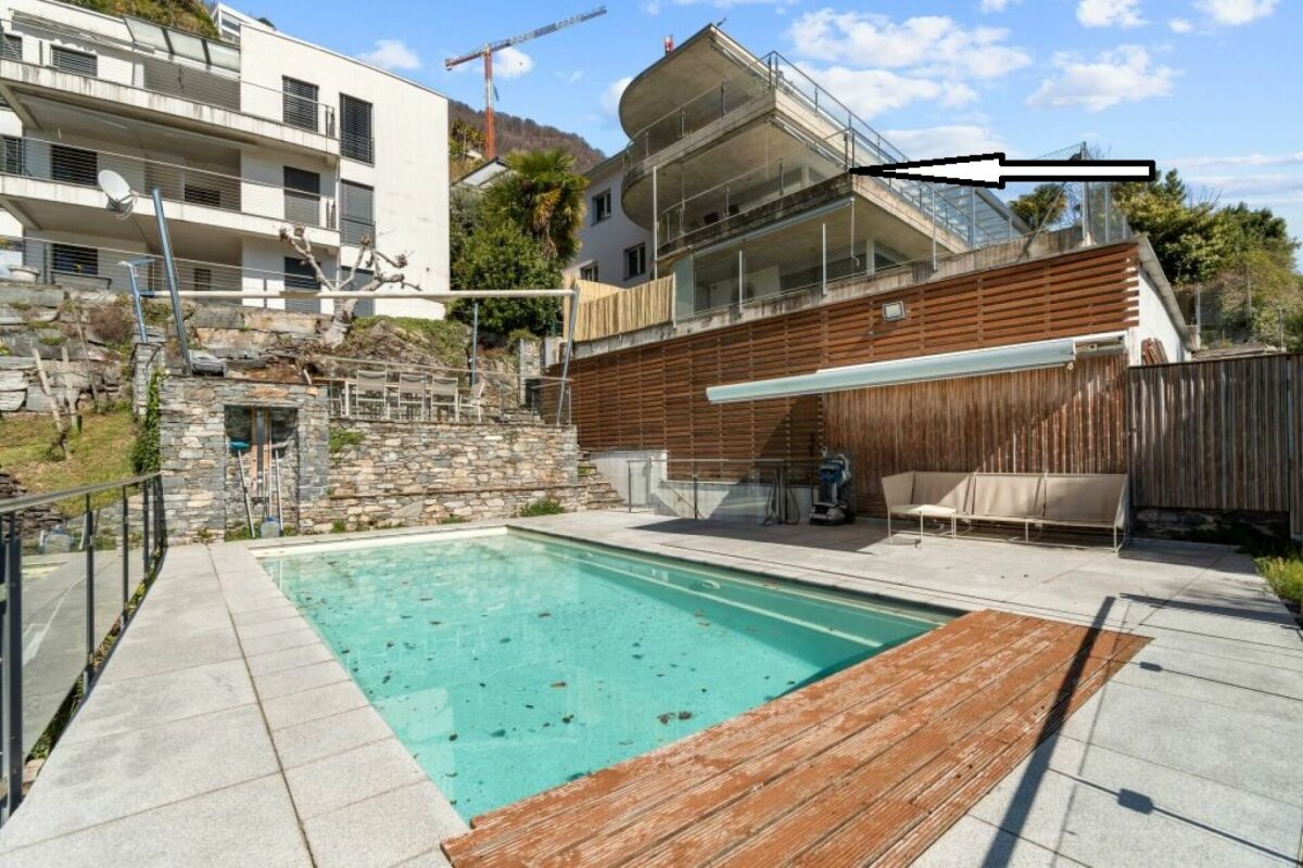 Außenbereich mit Pool und Terrassenflächen