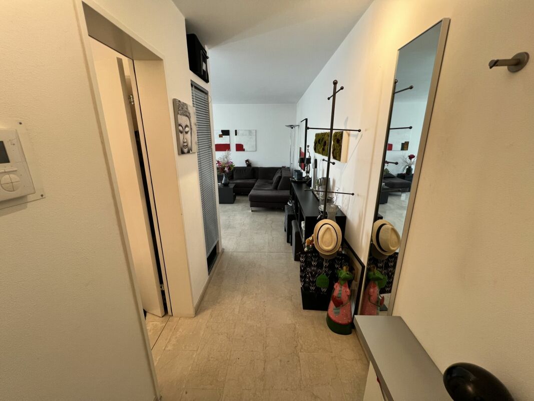 Flur mit Blick ins Wohnzimmer