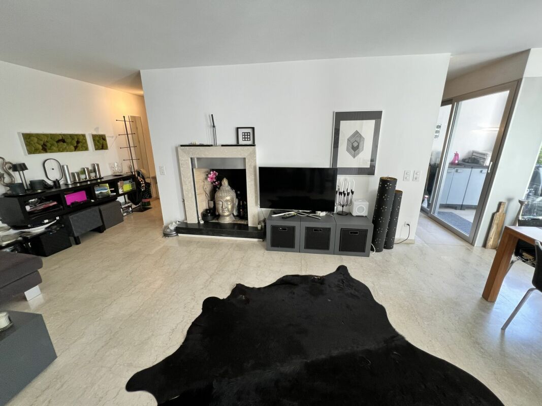 Offener Wohnbereich mit Kamin und TV