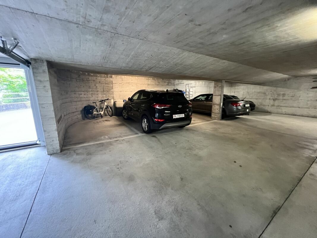 Tiefgarage mit mehreren Stellplätzen