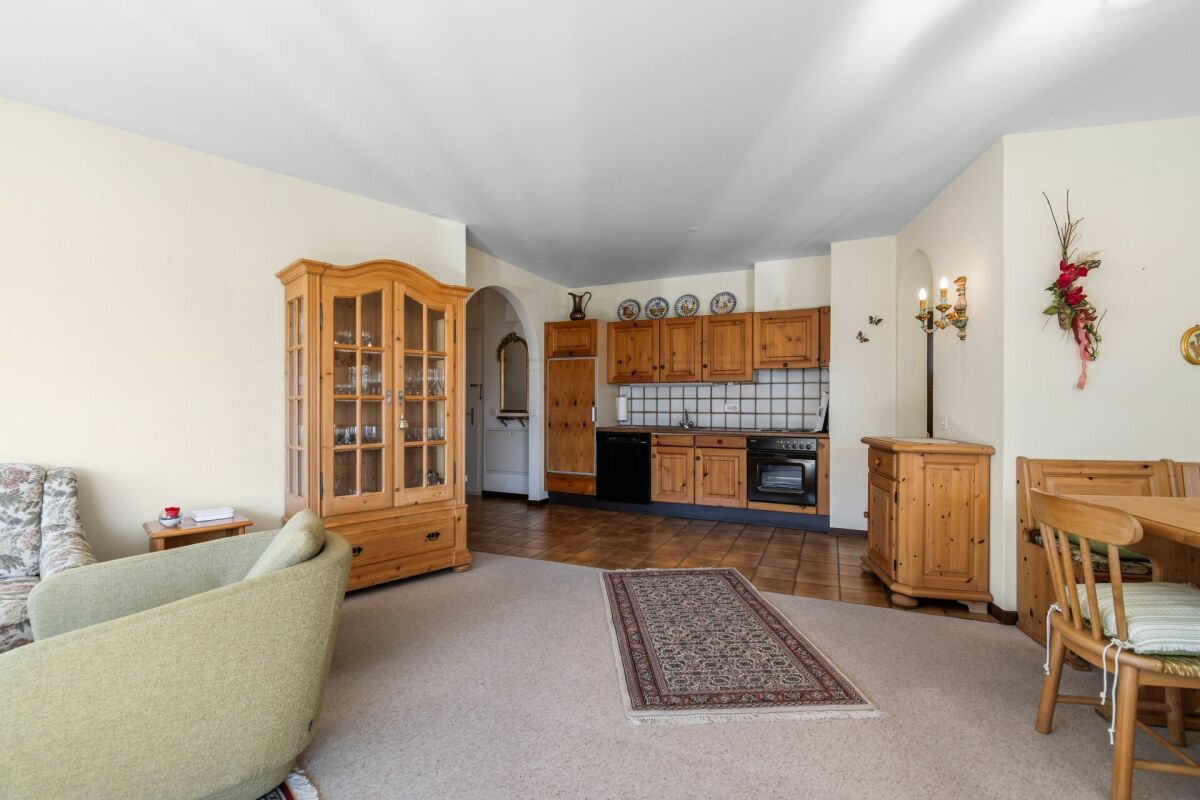 Wohnzimmer mit offener Küche