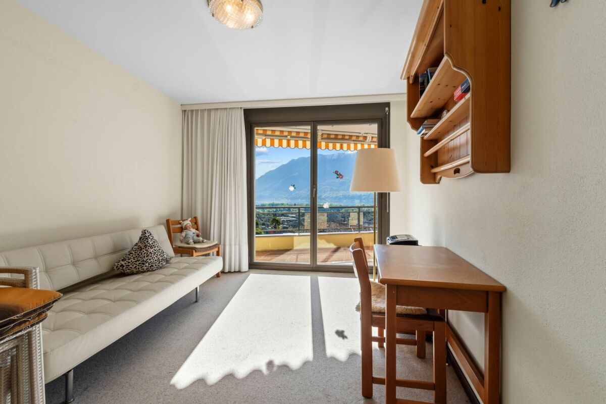 Helles Wohn- oder Arbeitszimmer mit Balkonblick