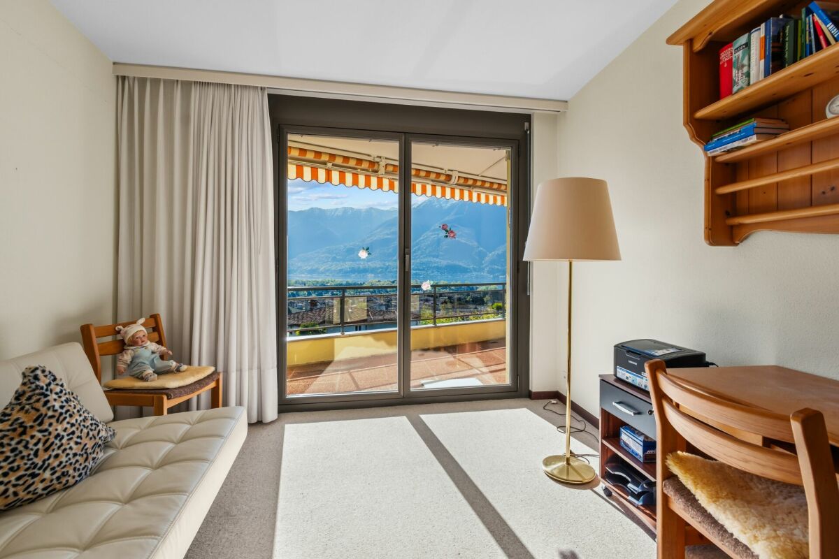 Wohnzimmer mit Balkonblick