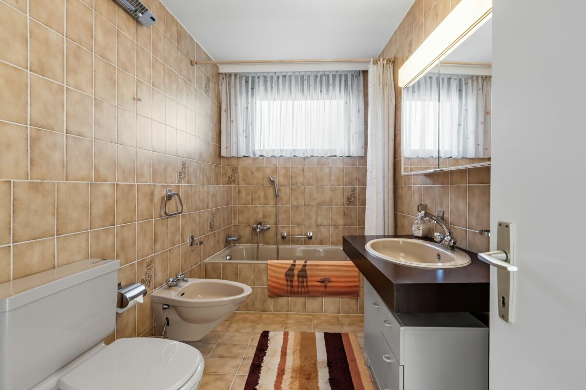 Badezimmer mit Badewanne und Bidet