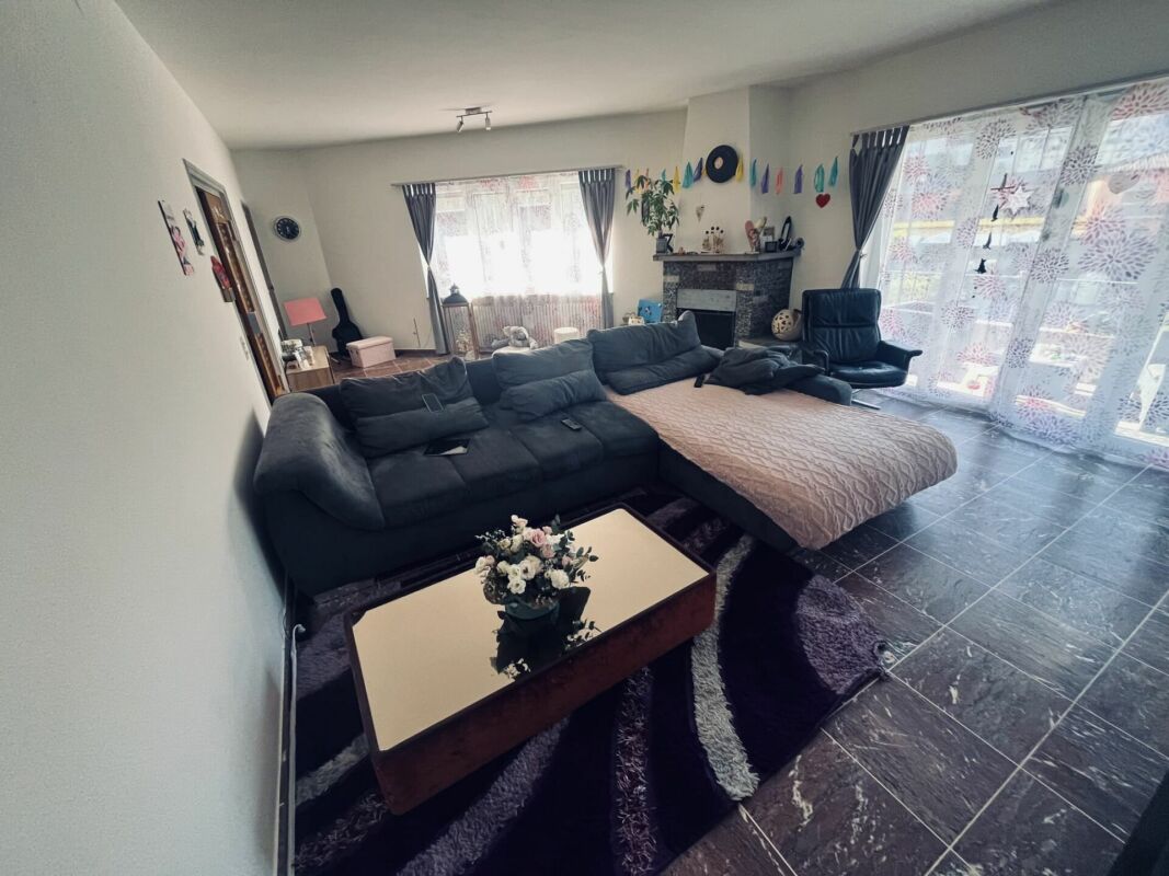 Wohnzimmer mit großer Eckcouch und Kamin