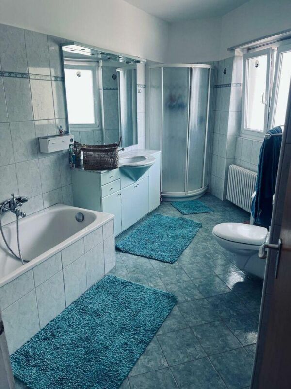 Badezimmer mit Badewanne und Dusche