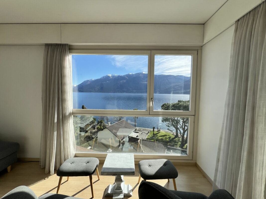 Wohnraum mit Panoramablick auf See und Berge