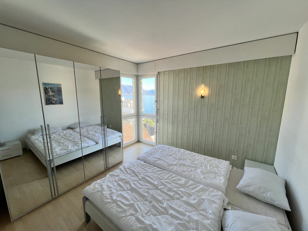 Schlafzimmer mit Seeblick