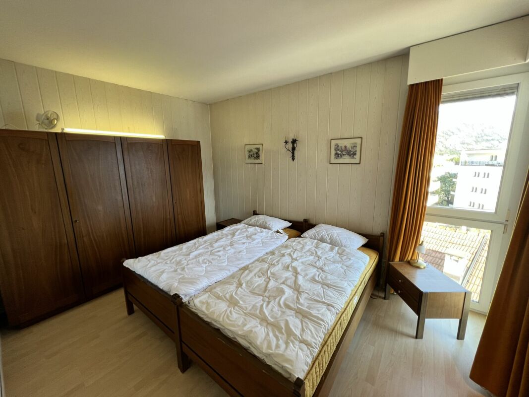 Schlafzimmer mit Doppelbett und Kleiderschrank