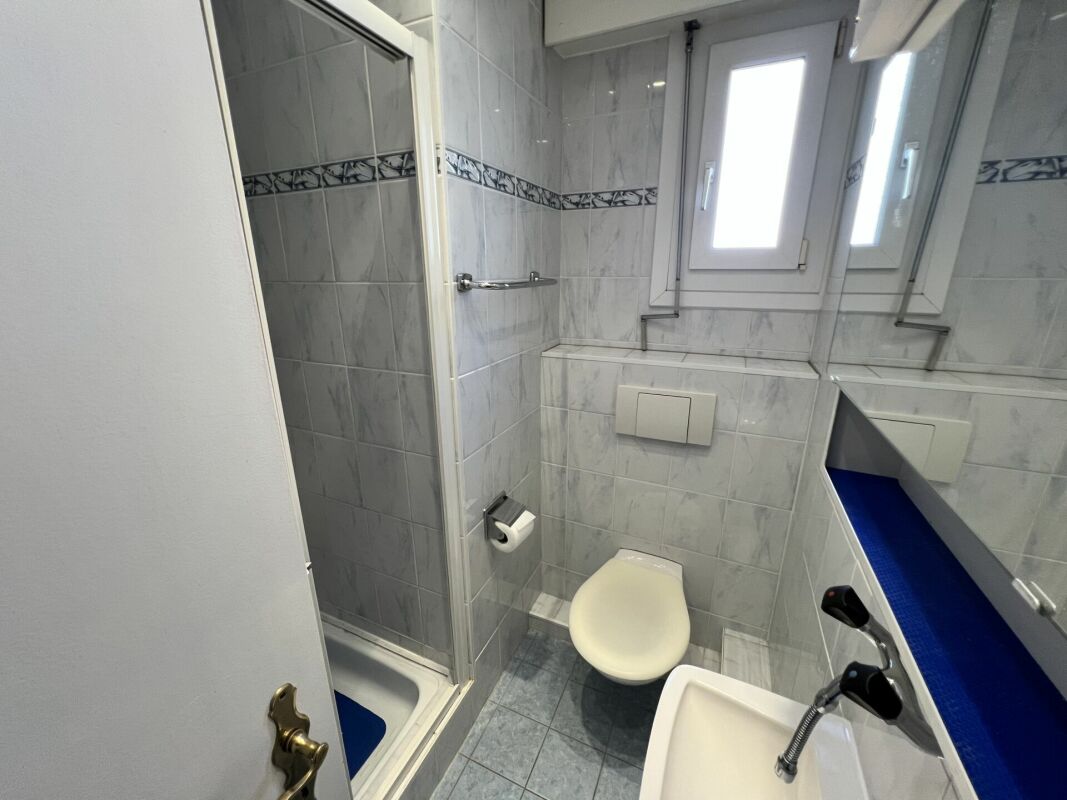Kompaktes Bad mit Dusche und WC