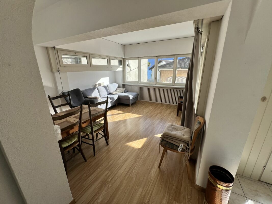 Heller Wohnraum mit Fensterfront und Sitzbereich
