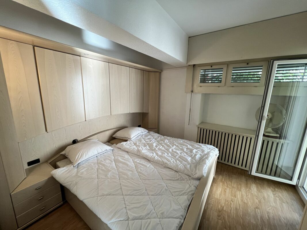 Schlafzimmer mit Einbauschrank und Balkonzugang