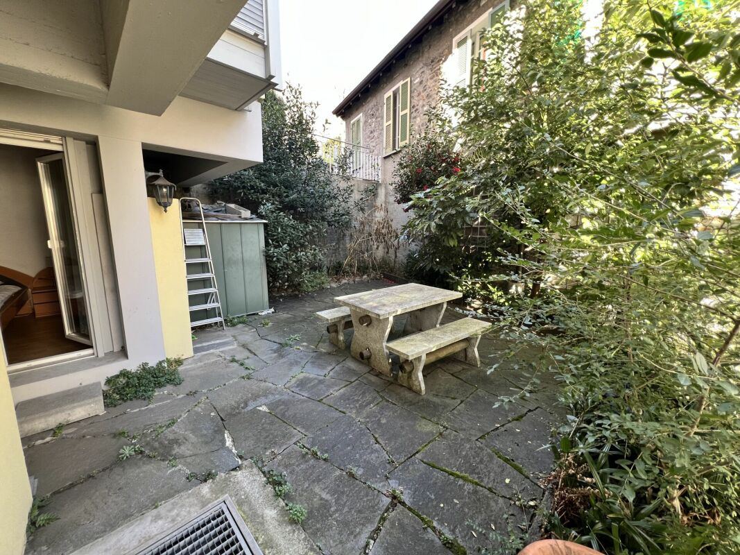 Innenhof mit Sitzplatz und Zugang zum Gebäude