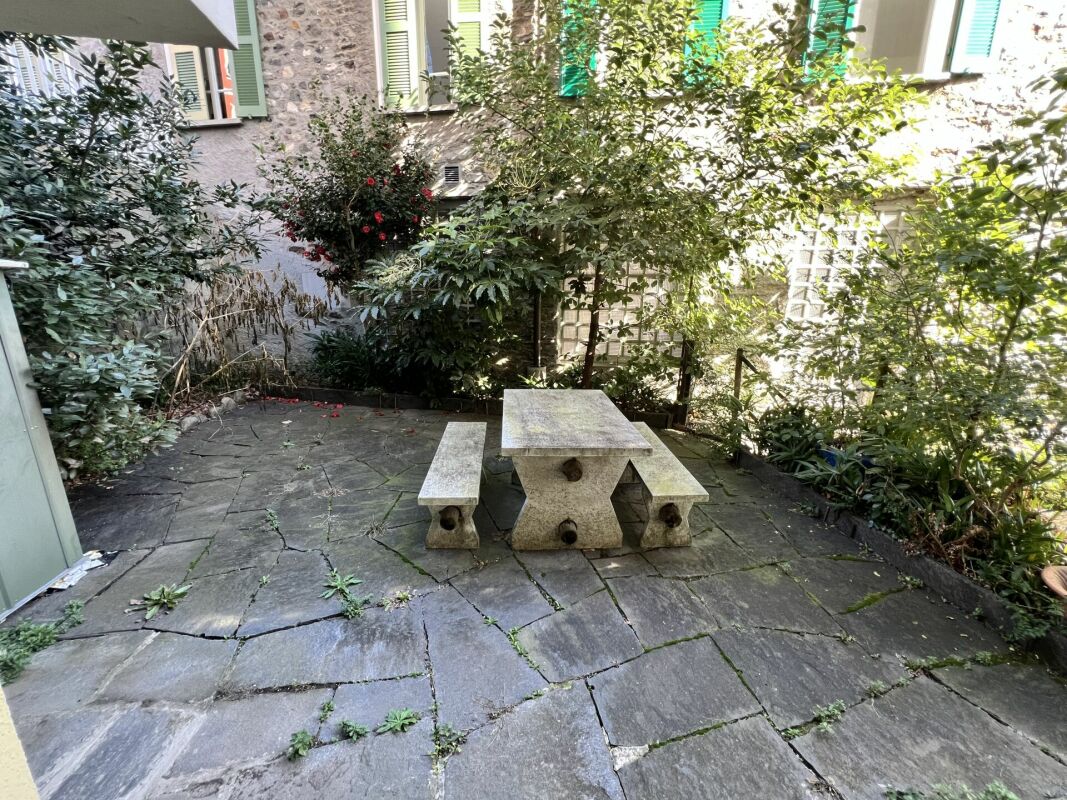 Gepflasterte Gartenterrasse mit Steintisch