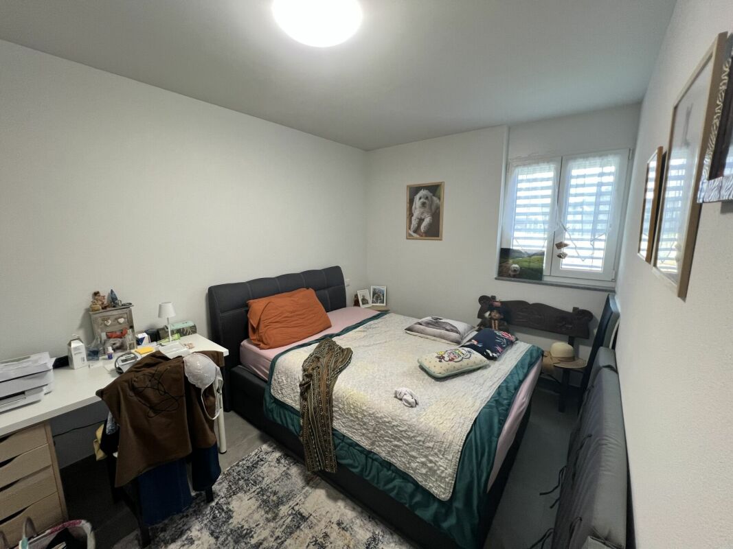 Schlafzimmer mit Doppelbett und Schreibtisch