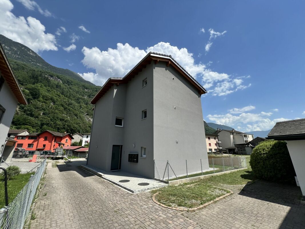 Mehrfamilienhaus in alpiner Umgebung
