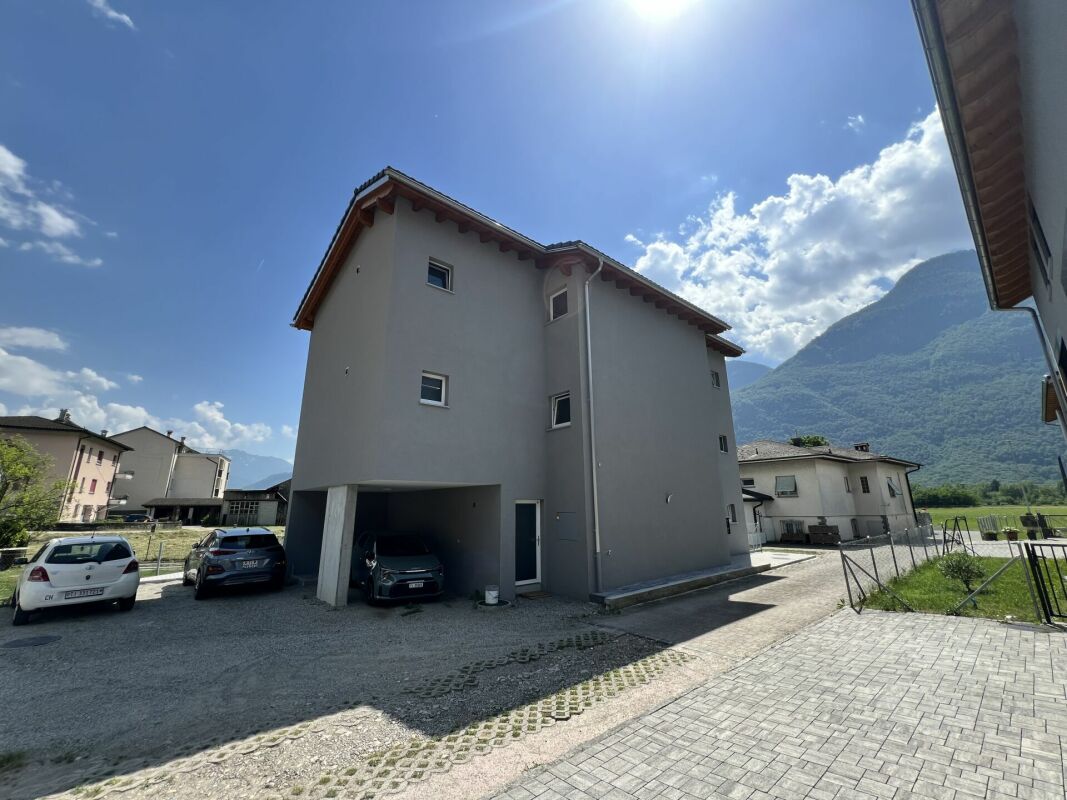 Moderne Wohnhausansicht mit Bergkulisse