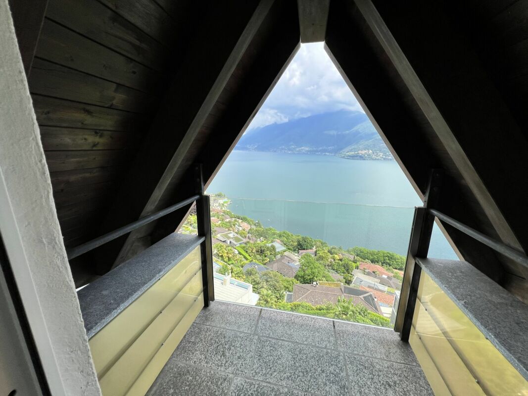 Aussichtsloggia mit Blick auf See und Berge