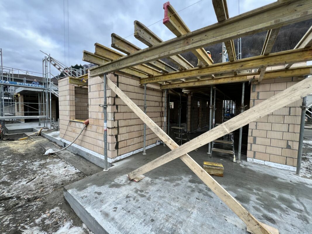 Rohbau mit Holzverschalung und Gerüst