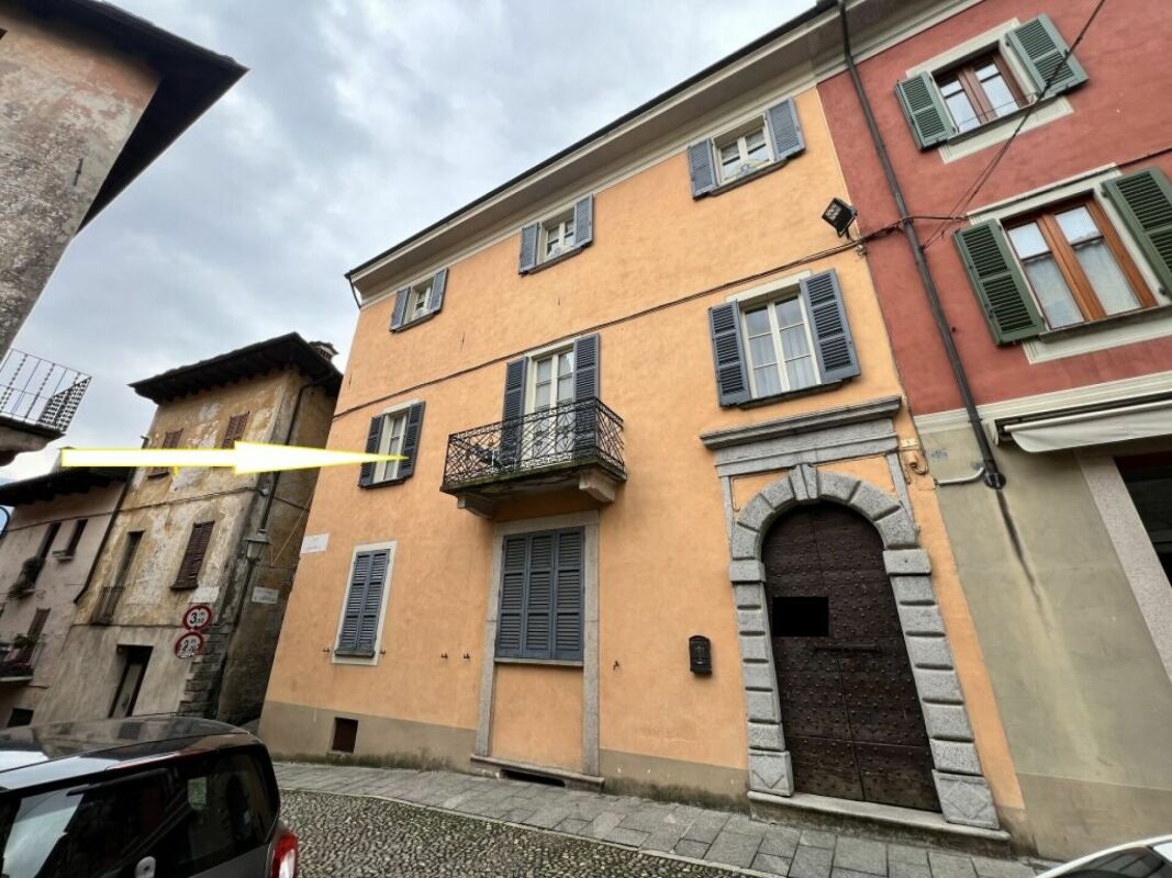 Historische Fassadenansicht einer engen Altstadtgasse
