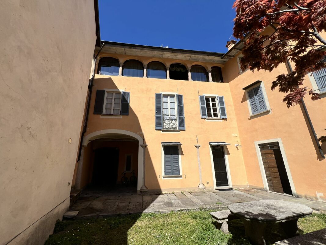 Innenhof mit historischer Fassade