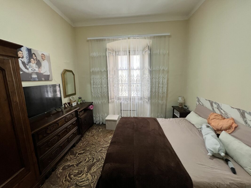 Schlafzimmer mit klassischer Möblierung