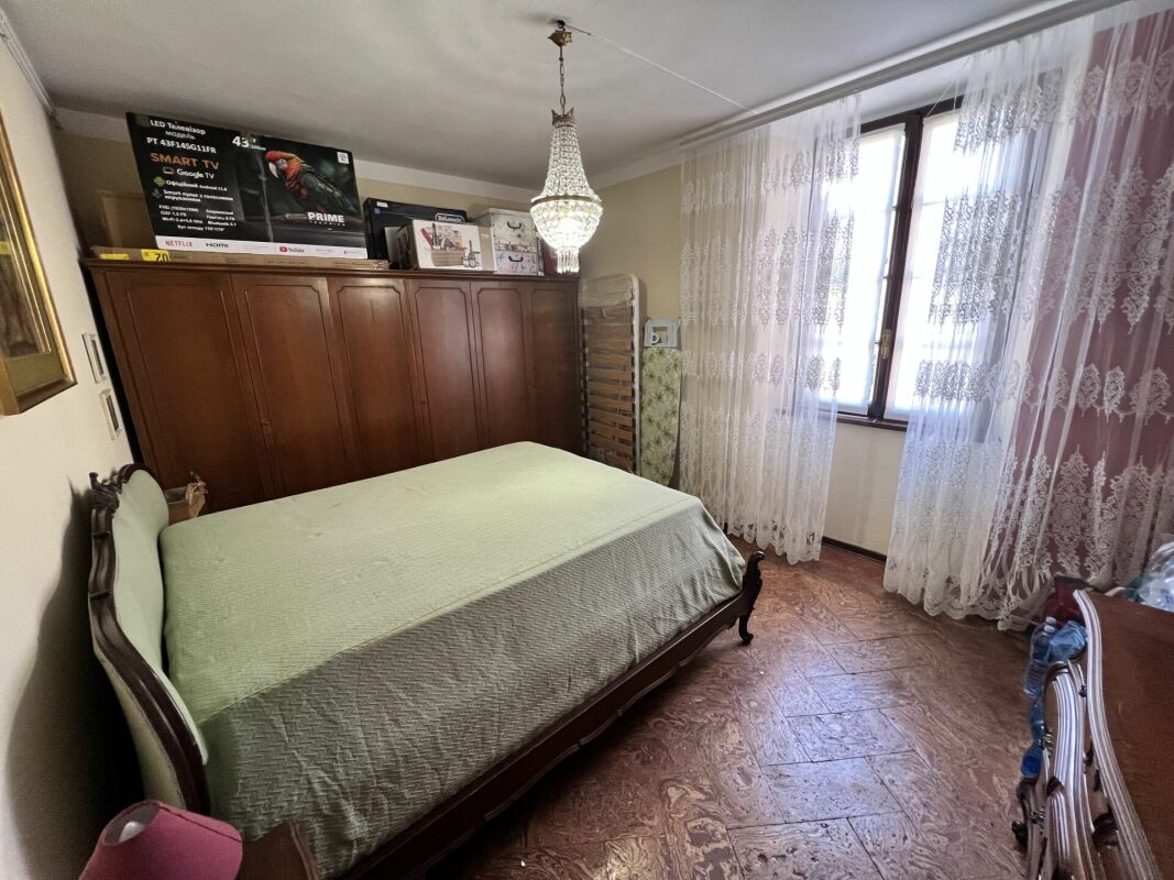 Schlafzimmer mit großem Kleiderschrank und Fenster