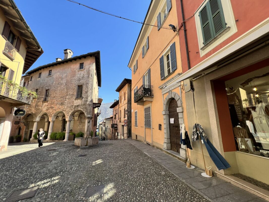 Historische Gasse mit Fassaden und Schaufenster