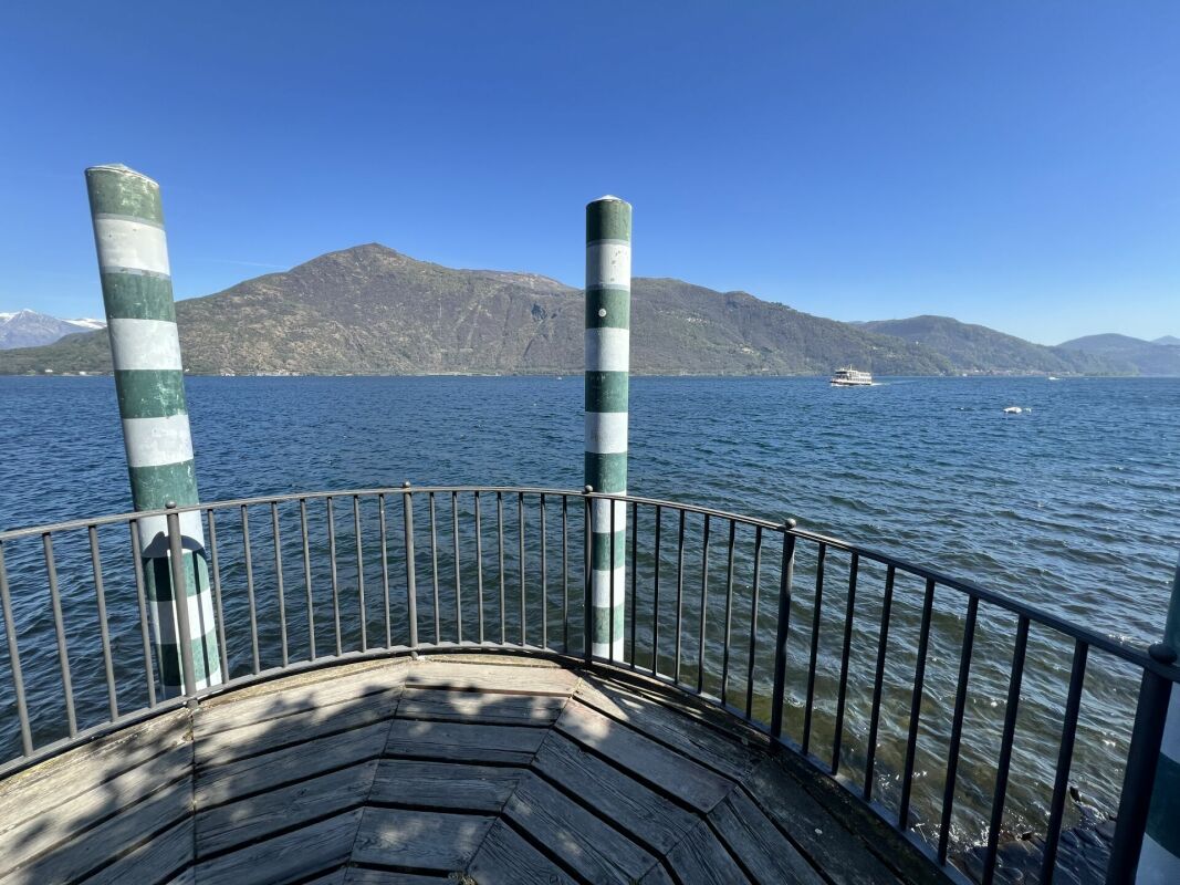 Seeblick von einer Uferplattform