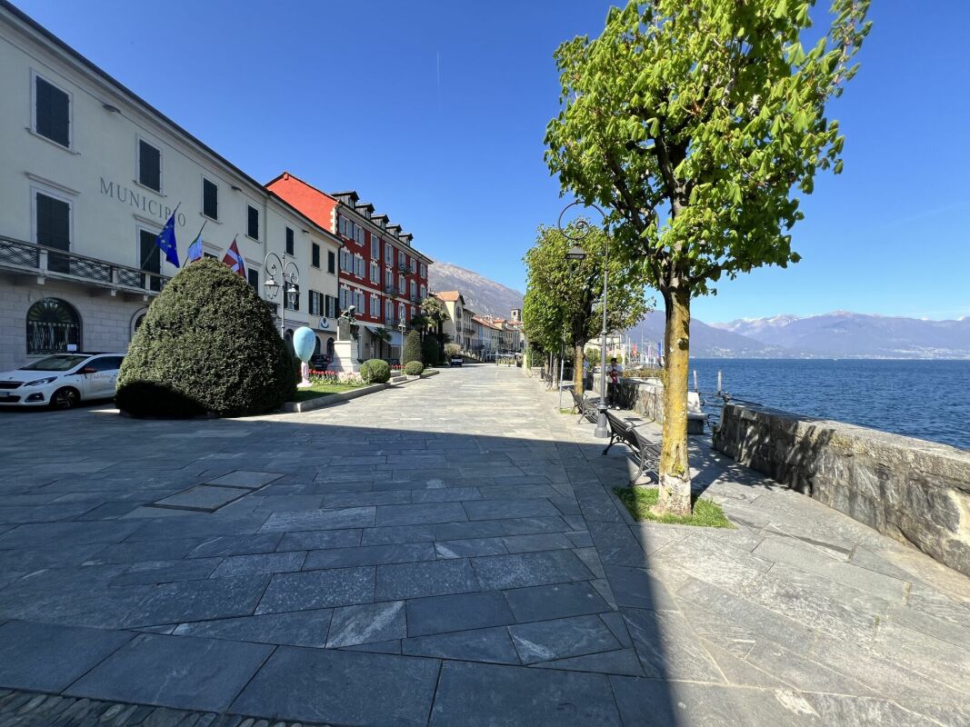 Seepromenade mit historischer Bebauung