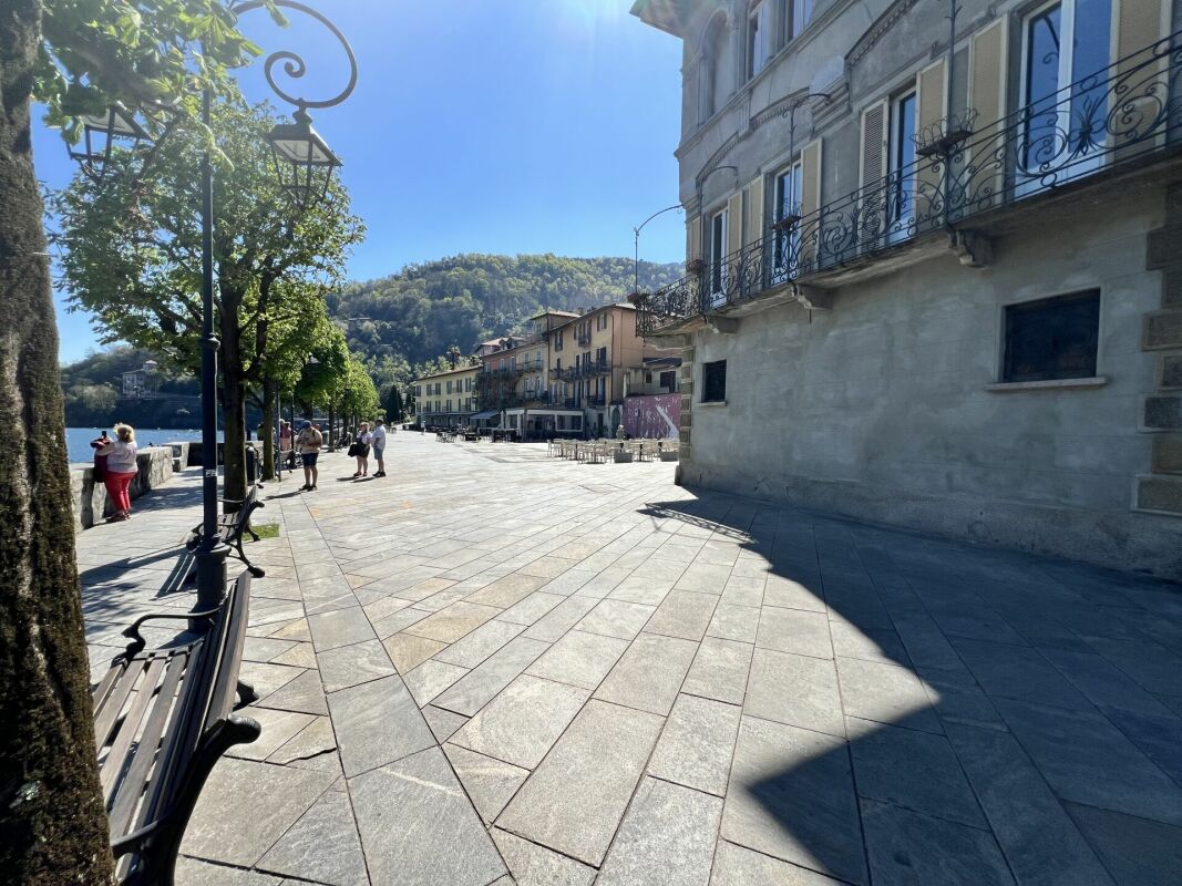 Uferpromenade mit historischer Fassadenreihe