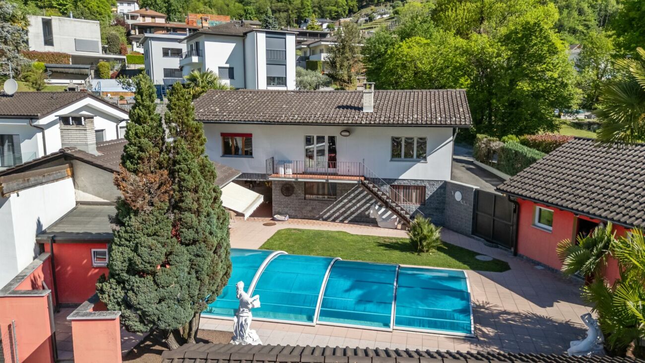 Außenansicht eines Wohnhauses mit Pool