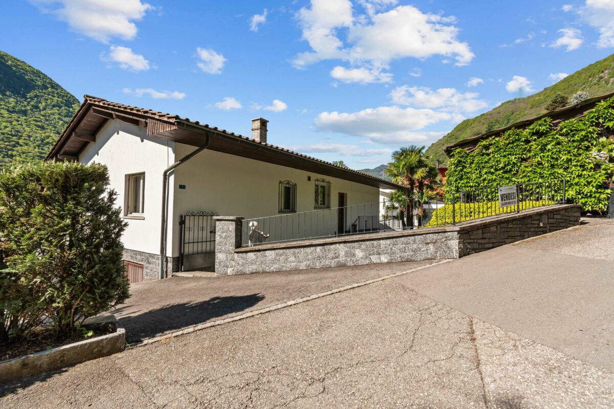 Haus mit Hanglage und Bergkulisse
