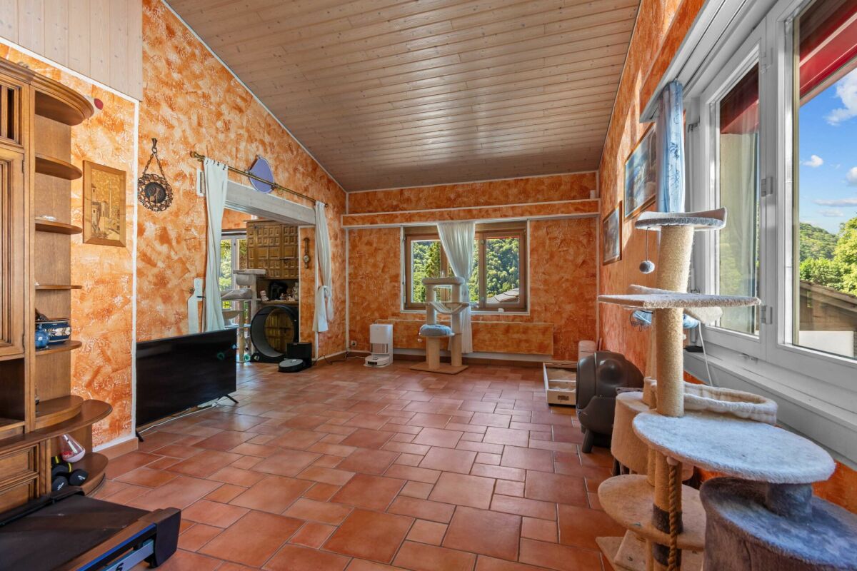 Heller Wohnraum mit Terrakottafliesen und Holzdecke
