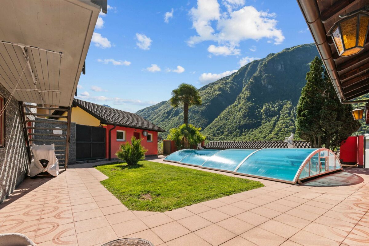 Außenbereich mit Pool und Bergblick